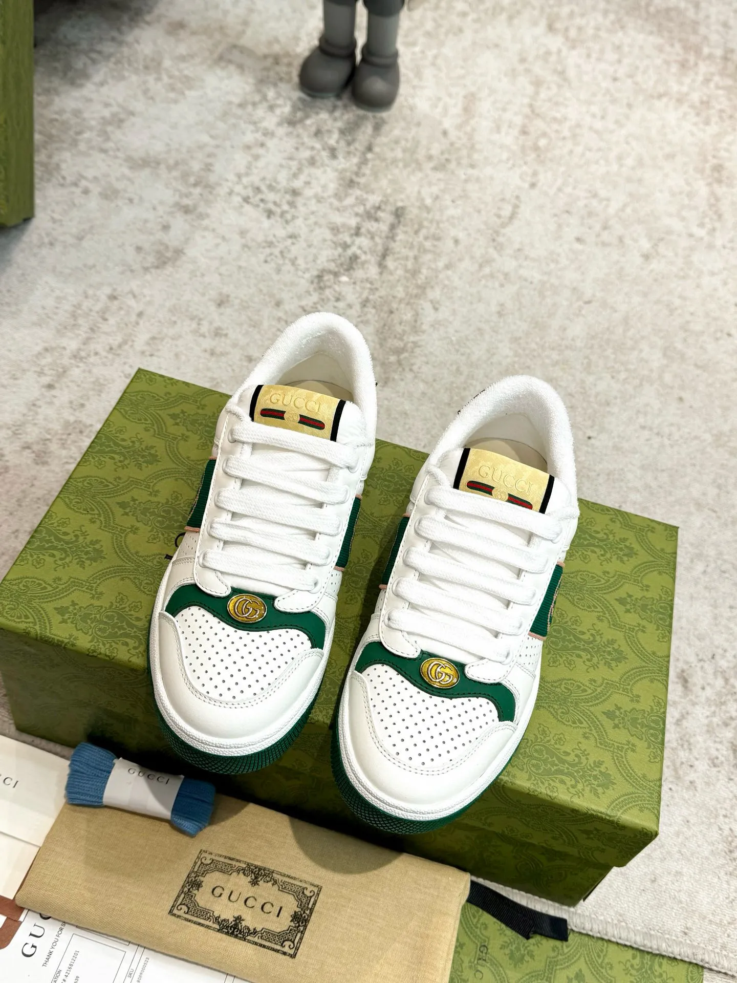 Ex-factory price: 540💰 GUCCI Gucci's newly upgraded back cover lining, top-notch old dirty shoes, classic casual sports shoes for couples, retro sneakers and old G family dirty shoes, updated at the counter simultaneously! ①The shoe upper has the same water-based edge coating process as the original version⚠️The ordinary oil edges on the market have a strong glue feel and are easy to fall off! Grade A first-layer nubuck leather (with pores)/matching computer embroidered double G cloth, high-density terry velvet lining. ② A PVC transparent small round mark sealing line is added to the details of the midsole. The mold is opened six times and the jewelry craftsmanship is used to customize the two-color double G buckle, striving to be the same as the original version. A pair of buttons is more than three times more expensive than ordinary buckles on the market. ③An old two-color washable label, the chip is placed on the outer waist of the right foot, the entire shoe is completely hollowed out with rubber technology, TUP material (rubber to distinguish the market) with the latest green packaging from the counter, 3D printed handbag, and a pair of shoelaces. There is no pressure when entering and exiting the counter. You can buy a 1:1 accurate replica of the original version and modify and upgrade it repeatedly. The details are perfectly restored, the materials are all customized, and they are truly top-notch. Please look at the details clearly to identify the quality. Upper: First-layer frosted cowhide/embroidered double G cloth. Lining: original high-density velvet lining. Foot pads: original pearlescent sheepskin. Outsole: private molded vacuum TPU material. Packaging: original top-grade full set packaging at the counter. Shoe size: women's size 35-40, men's size 39-44 (men's size 38, 45🉑️customized, non-returnable)